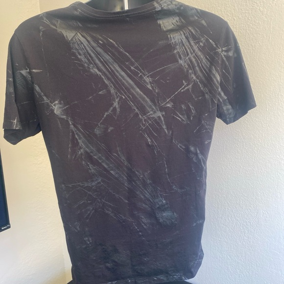 Vintage Y2K Men’s Guess Affliction Style V Neck Shirt MED Black Silver Pattern - Picture 4 of 9